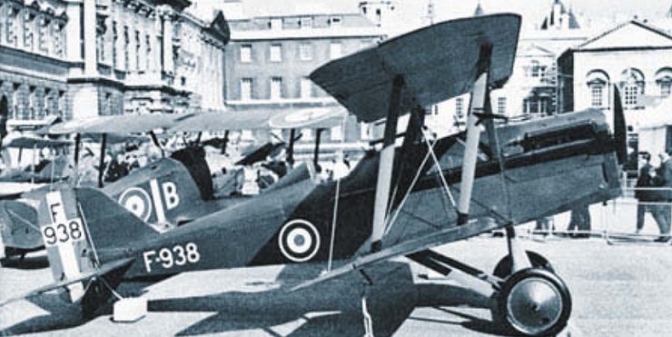 Звено британских истребителей RAF S.E.5 на площади французского города