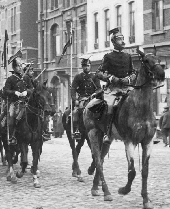 Бельгийские кавалеристы движутся по улице в центре Брюсселя
