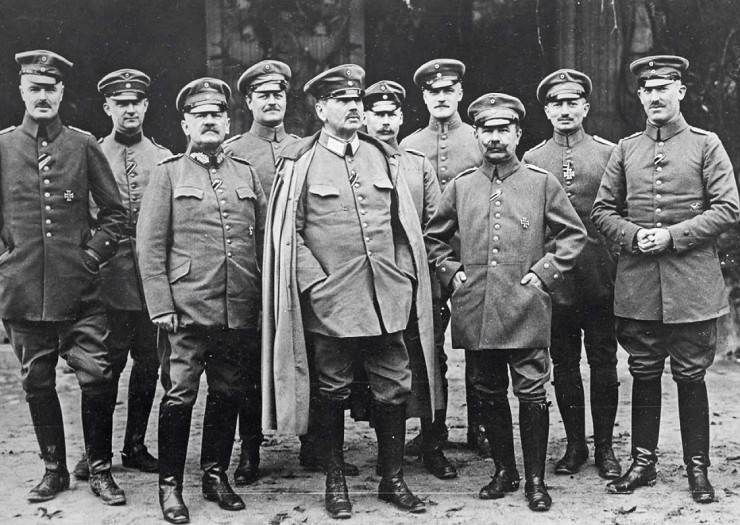 Генерал Александр фон Клюк (в центре) и его штаб