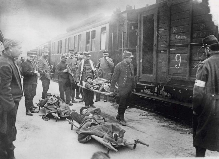 Первые раненные на фронте прибывают на вокзал Реймса