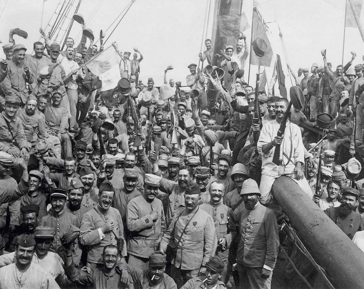 Французские солдаты на борту транспорта, направляющегося на Галлиполи, 1915 г. 