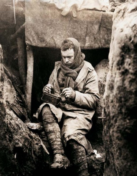 Фотография обедающего британского солдата сделана в 1917 г.