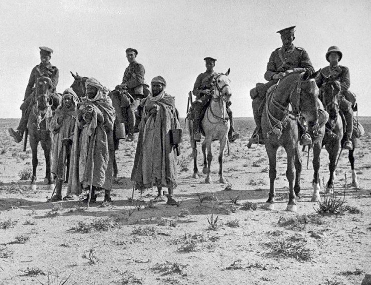 Британские кавалеристы с проводниками из местного населения. Месопотамия, 1916 г.