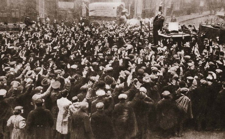 Демонстранты протестуют против Закона о военной службе от 1916 г.