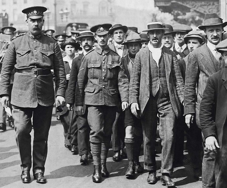 Во главе этой колонны идет ланс-капрал Дуайер, самый молодой кавалер Креста Виктории в то время. Лондон, 1916 г.