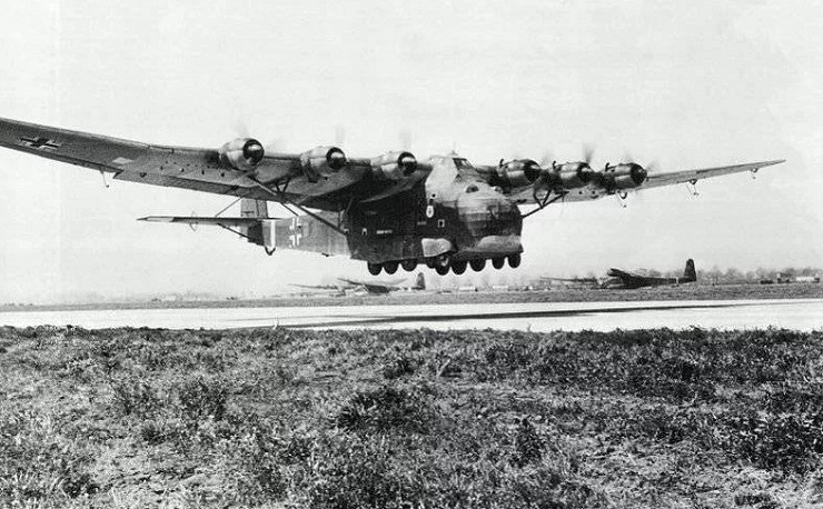 Транспортный самолет Ме-323. 1941 г. Германия грузоподъемность – 23 000 кг, дальность полета – 800 км