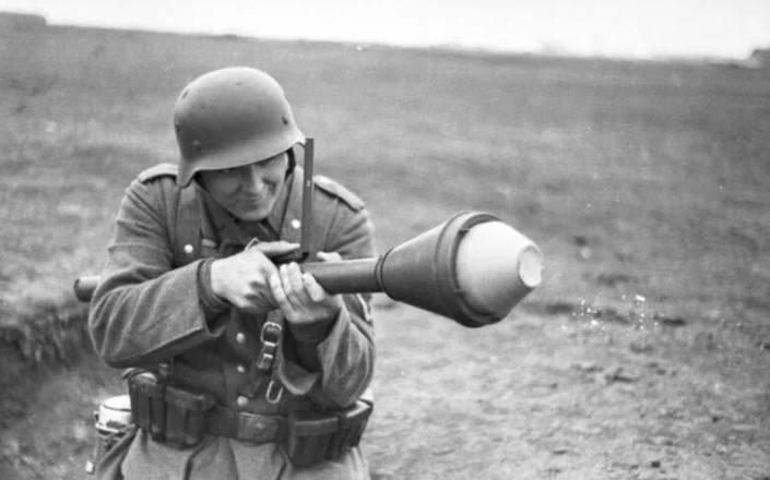 Немецкий солдат с « Фаустпатроном»