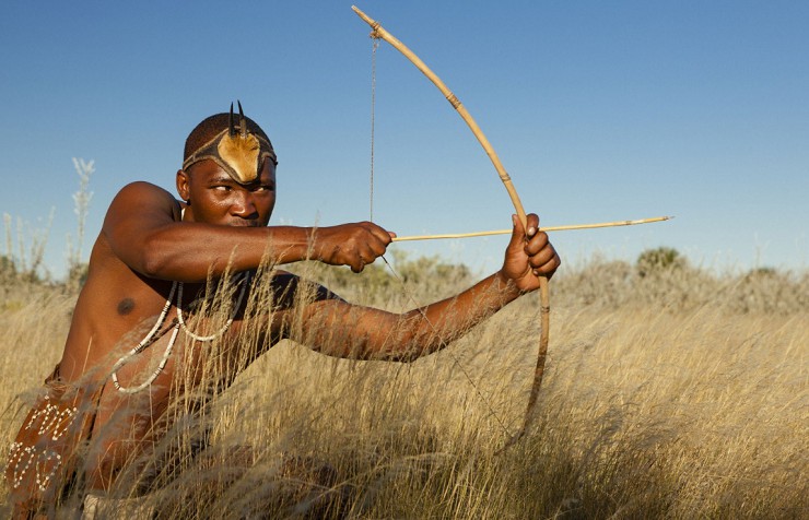 Африканский бушмен с первобытным луком