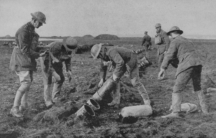 Англичане заряжают батарею. газометов минами с газом. Фотография 1917 г.