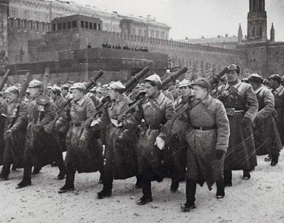 Советские пулеметчики с «Льюисами» на параде 7 ноября 1941 г. в Москве