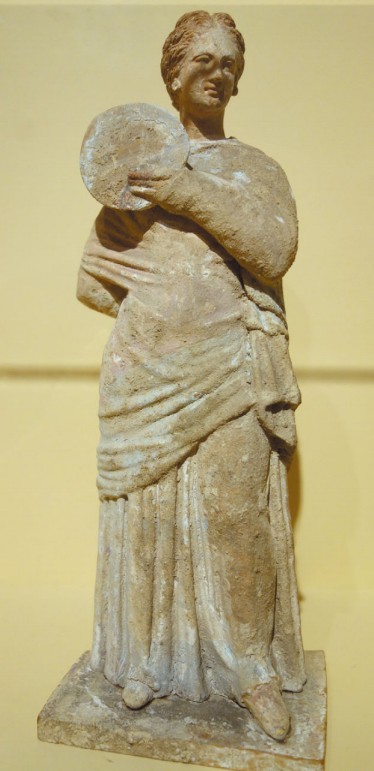Женщина с веером. Античная статуэтка. III в. до. н. э.