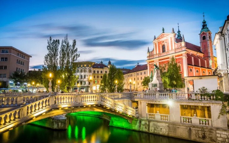 Красочный вид на реку Любляницу в центре Любляны