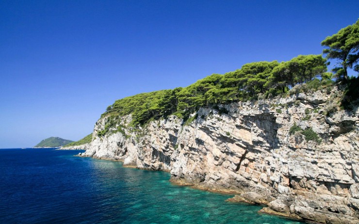 Живописные скалистые берега хорватского острова Брач