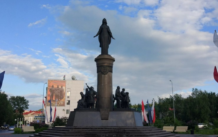 Монумент «Бронзовый символ Югры» в Ханты-Мансийске