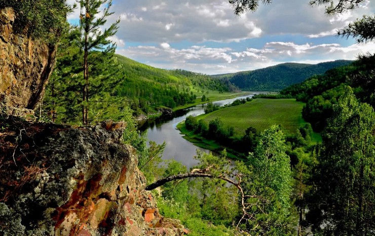 Уральские горы и река Белая