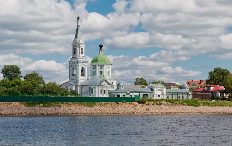 Свято-Екатерининский монастырь на берегу Волги