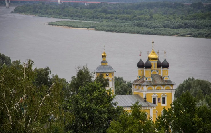 Вид на муромскую церковь Николая Чудотворца и вантовый мост через реку Оку