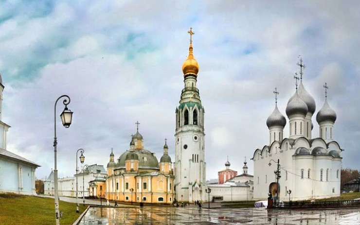 Вид на Вологодский кремль ранней весной
