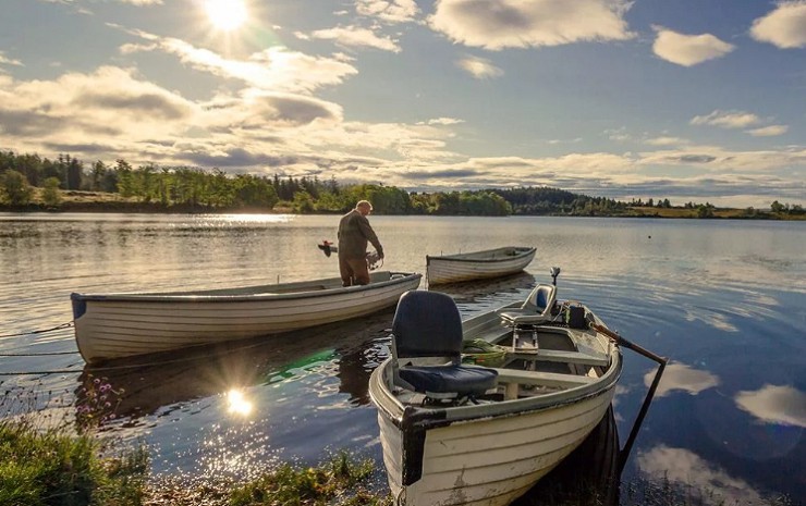 Рыбацкая лодка на берегу Валдайского озера