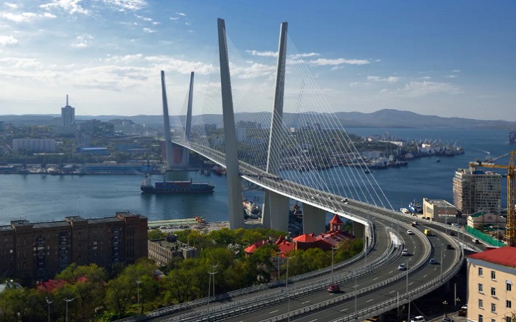 Живописный мост через бухту Золотой Рог во Владивостоке