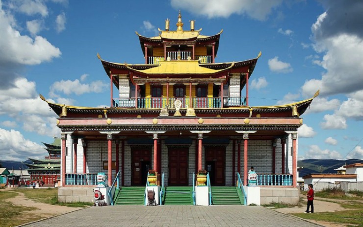 В бурятском селе Верхняя Иволга находится Иволгинский дацан — крупный буддийский монастырский комплекс 