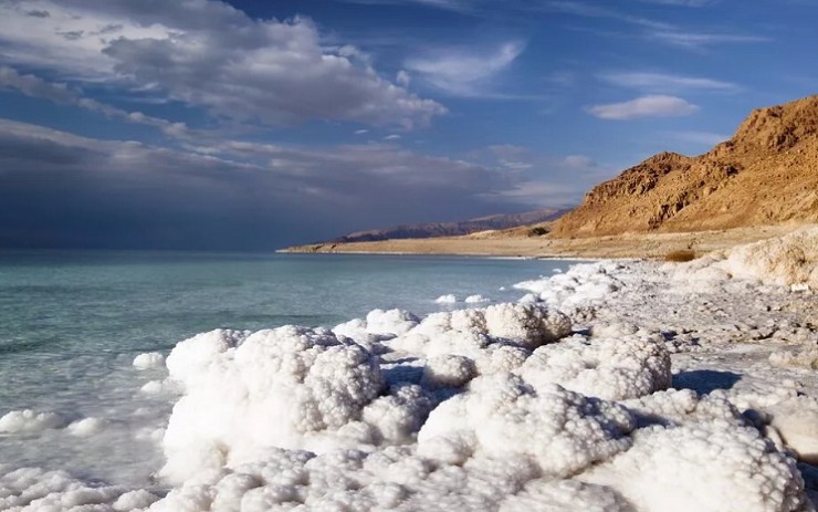 Из-за высокой солености вод в Мёртвом море невозможно утонуть
