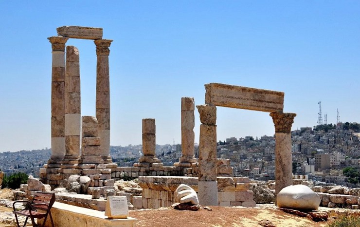 Руины римского храма на фоне современной части Аммана