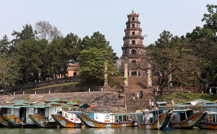 Семиярусная пагода Тхьенму в городе Хюэ возвышается над Ароматной рекой