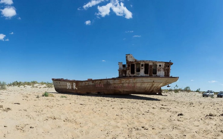В городе Муйнак, когда-то стоявшем на берегу Аральского моря, есть кладбище затонувших кораблей