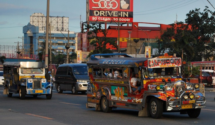 Яркий автомобиль джипни на улице Манилы