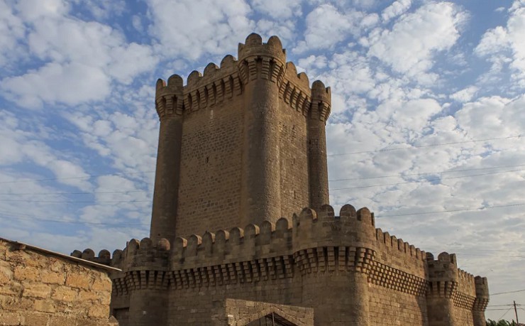 Четырехугольный замок в городе Мардакян