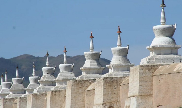 Монастырь Эрдэни-Дзу в Каракоруме окружен стеной из белых ступ