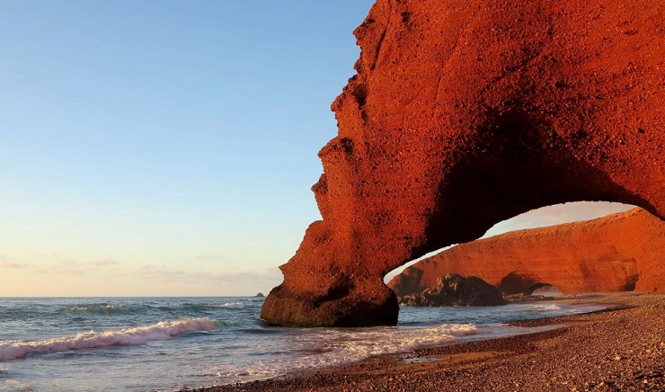 Терракотовые арки на пляже Легзира недалеко от Агадира