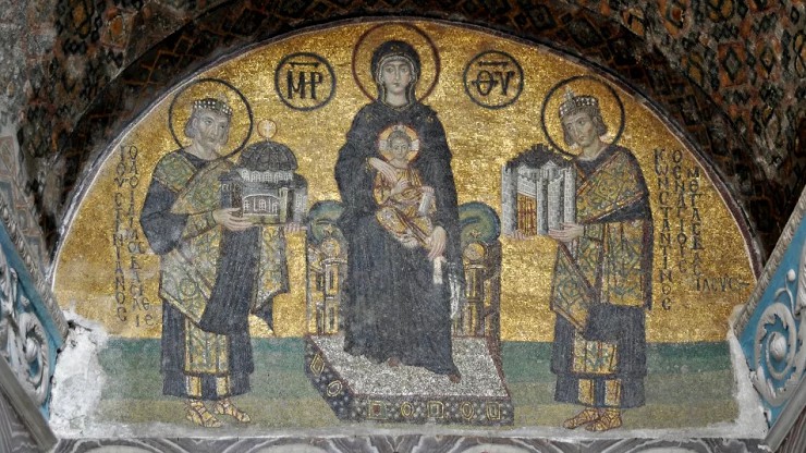 Императоры Константин и Юстиниан (слева) подносят к престолу Богоматери модель Софийского собора. Мозаика