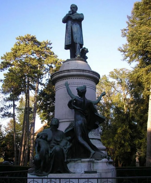 Луи Пастер (1822—1895) — выдающийся французский ученый, химик и микробиолог. Памятник в г. Доль (Франция)