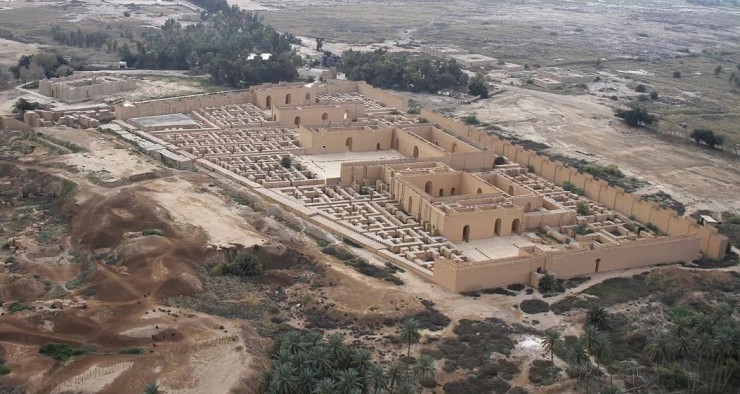 Восстановленные руины дворца Навуходоносора в Древнем, Вавилоне. Ирак