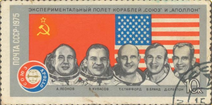 На памятной марке представлены и космонавты, и астронавты