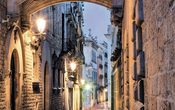 Епископская улица в Готическом квартале Барселоны