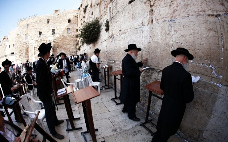 Правоверные евреи молятся у Стены Плача в Иерусалиме