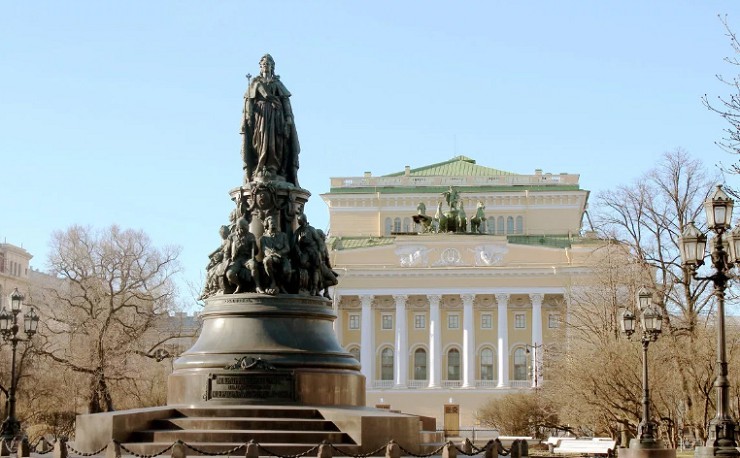 Памятник Екатерине II на площади Островского перед Александринским театром