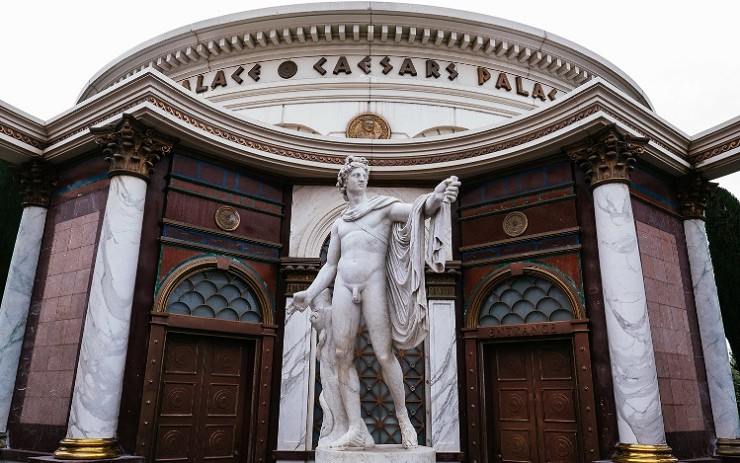 Скульптура Цезаря во дворце