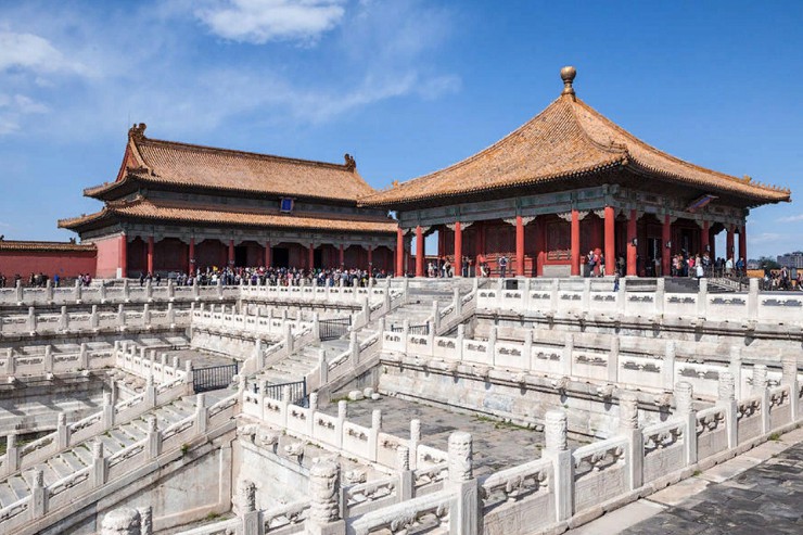 Восточные дворцовые ворота Дунгунмэнь. Главный вход в Летний дворец Ихэюань. Пекин. Китай