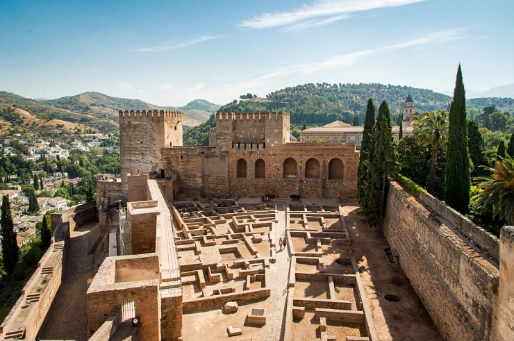 Алькасаба является древнейшей частью Альгамбры