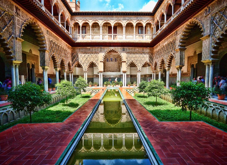 Патио дворца Алькасар. Севилья. Испания