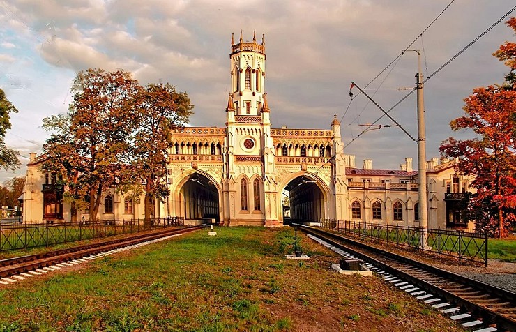 Вокзал в Старом Петергофе под Петербургом. Россия 