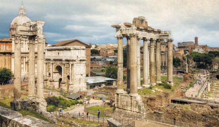 Римский форум, в центре — колонны храма Сатурна, за ними — триумфальная арка Септимия Севера