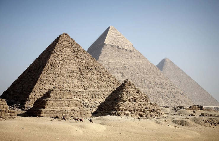 Пирамида Хефрена (в центре)