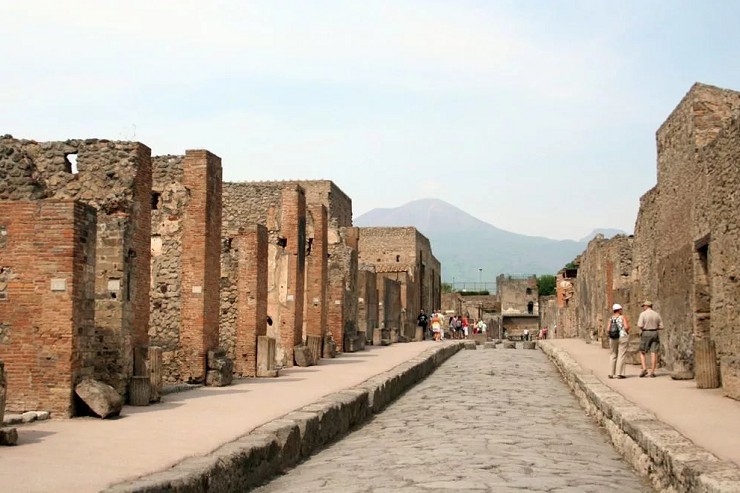 Развалины городских кварталов античных Помпей с видом на вулкан Везувий