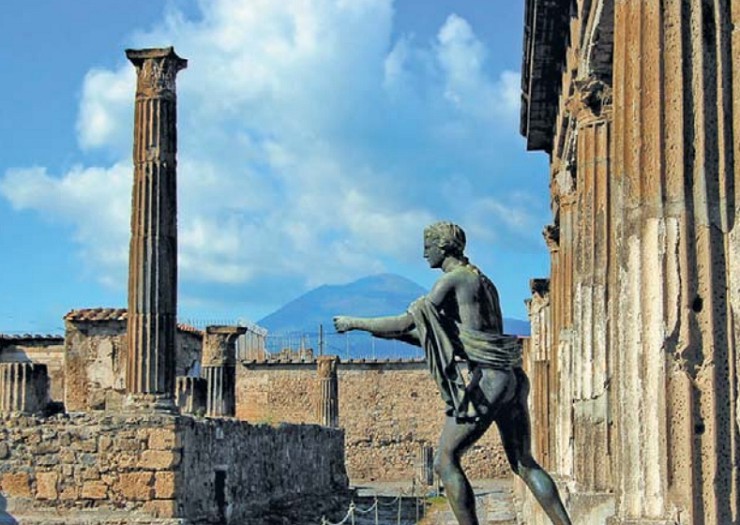 Развалины древнейшего храма Аполлона с бронзовой статуей этого божества