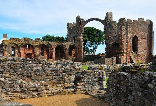 Руины монастыря на о. Линдисфарн, разрушенного в 793 г. норманнами